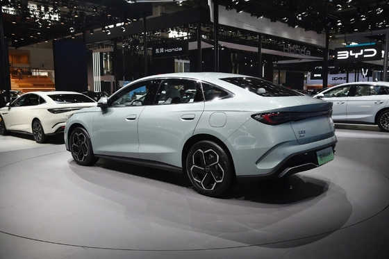 2024 Velocidade máxima 180 km/h Automóvel de tamanho médio Dm-I híbrido com volante à esquerda Awd Veículo energético
