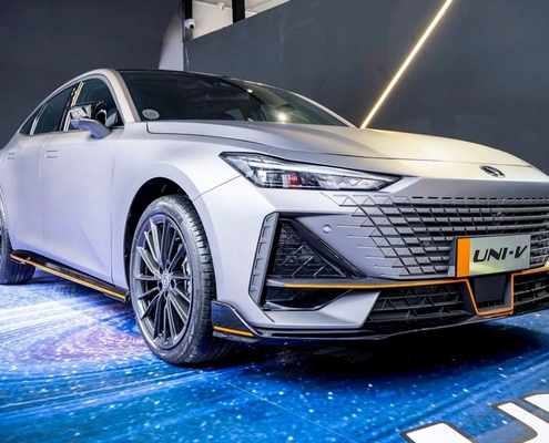 Mudança de um UNI-V 2.0 T 4 Wd Veículo Automóvel a Gás Veículo a Gás Veículo EV Veículo em especificação de pneus 330kw