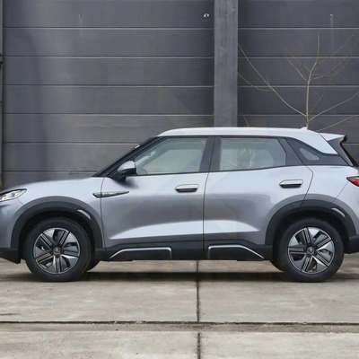 Veículo elétrico de 5 portas e 5 lugares com autonomia de 401 km