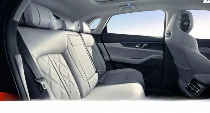 Hot Sale Chinese Auto New Chang′an Uni-V Intelligent Electric Idd Big Space Electric Vehiles 5seaters